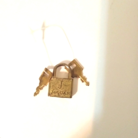 Vintage Lock Jaguar Luggage Pad Lock Gold Tone Working 2 Keys Rare - Picture 3 of 4